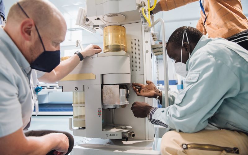 El personal médico practica la administración de anestésicos.