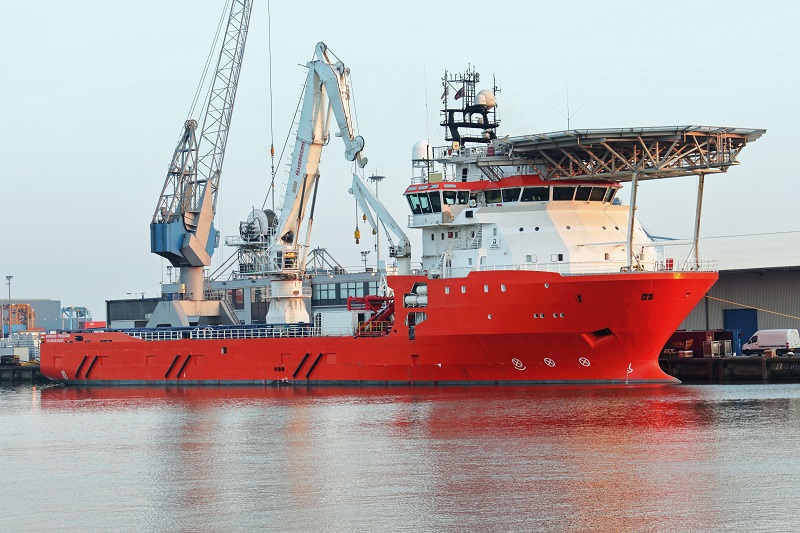 Rotes Containerschiff steht am Hafen